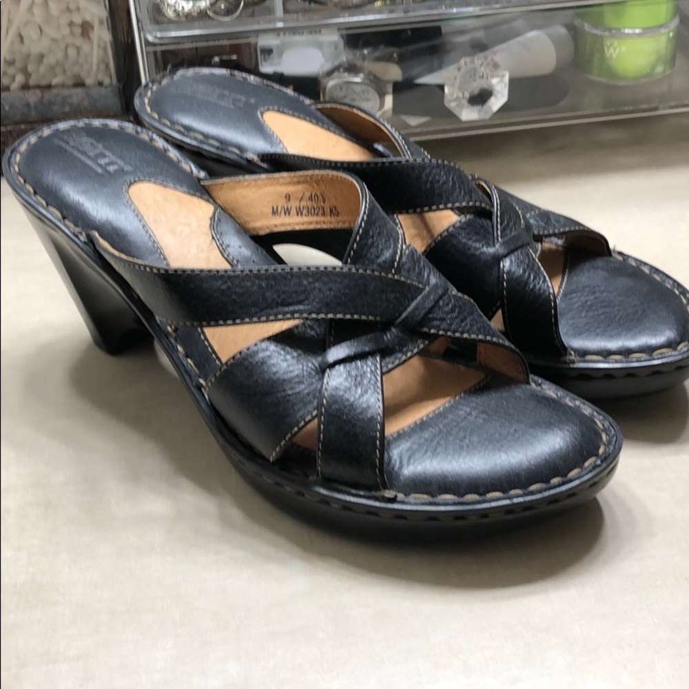 Born black sandals
